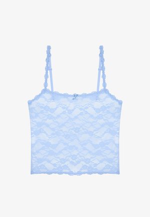 Hellblaues Spitzen-Camisole mit Blumenmustern, verstellbaren dünnen Trägern, die mit Spitzenblumen verziert sind, und einer kleinen dekorativen Schleife in der Mitte vorne.