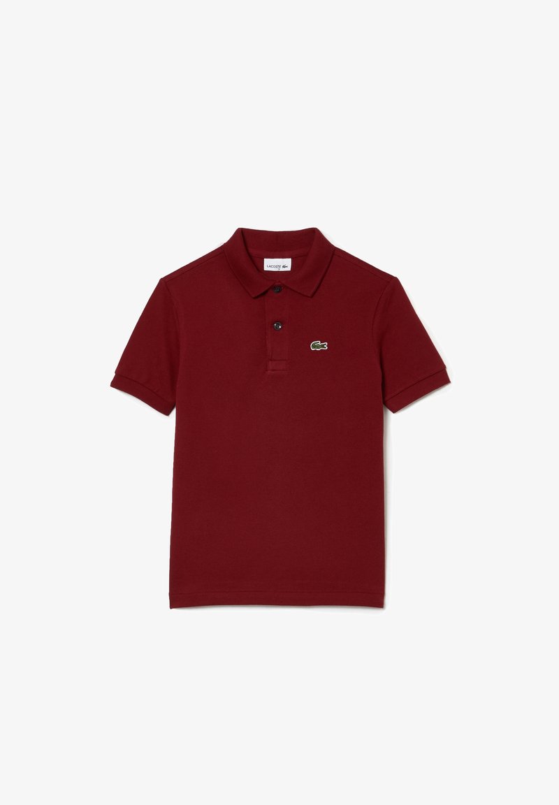 Polo à manches courtes bordeaux avec deux boutons et logo crocodile vert Lacoste sur le côté gauche de la poitrine.