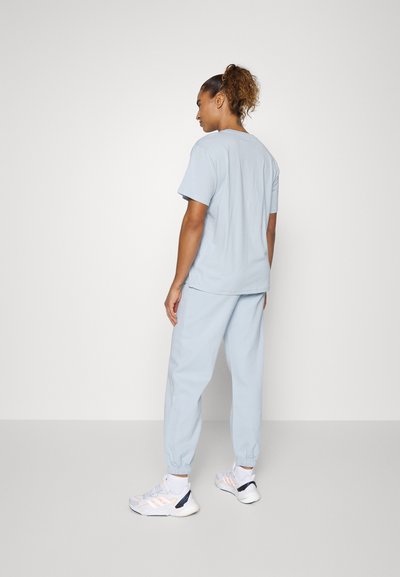 P.E Nation ALL AROUND TRACKPANT - Calças de fato de treino - light blue