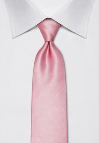 Roze satijnen stropdas geknoopt om de nek, gecombineerd met een witte overhemden met een puntkraag. Gladde textuur, uniforme kleur.