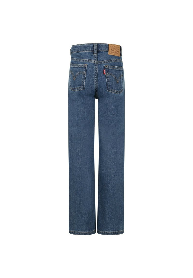 Blaue Denim-Jeans mit geradem Bein, ausgestattet mit zwei Gesäßtaschen, einem Leder-Brandpatch am Bund und sichtbaren Nähten.