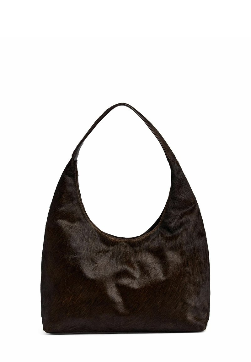 Barna műszőrme válltáska, sima, lekerekített sziluettel és egyetlen, széles pánttal. Puha tapintású, minimalista kialakítású, külső fém kiegészítők nélkül.