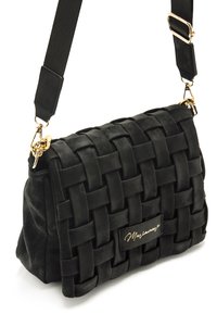 Borsa a tracolla nera intrecciata in pelle morbida, con un motivo testurizzato, dettagli in oro e una tracolla regolabile.