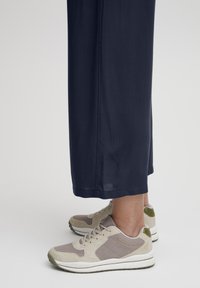 Oxmo OXELISABETH REGULAR FIT - Pantalon classique - total eclipse