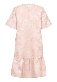 Robe courte à manches courtes de couleur rose clair avec un motif jacquard floral, décolleté rond, dos avec ouverture en trou de serrure, et ourlet à volants.