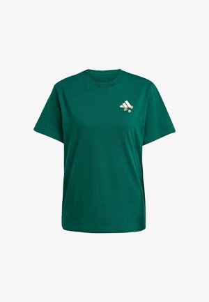 Groene katoenen t-shirt met ronde hals en korte mouwen, voorzien van een wit logo en bloemdecoratie op de linkerborst.