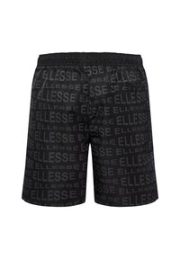 Shorts de baño negros con un patrón repetido del logo "ELLESSE" en un tono más oscuro. Cintura elástica con un bolsillo trasero. Textura de tejido suave.