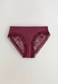 Bordeaux hipster ondergoed gemaakt van zachte stof, met ingewikkelde kantafwerking en bloemmotieven langs de zijkanten. Gelaagd, comfortabel ontwerp.