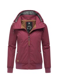 Veste bordeaux avec fermeture éclair à l'avant, capuche ajustable et poignets côtelés. Équipée d'une doublure intérieure douce et d'accents en cuir sur la fermeture éclair.