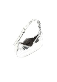 Strieborná metalická kabelka s textúrovaným povrchom, zakriveným tvarom, nastaviteľným popruhom a zipsovým uzáverom. Interiér je podšitý tmavým textilom.