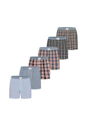 Sei paia di boxer da uomo in vari motivi a quadri e righe disposti in fila sfalsata su sfondo bianco.