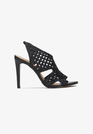 Sandale noire à talons hauts avec un dessus tissé, design à bout ouvert et talon aiguille. Présente un motif complexe et une semelle lisse.