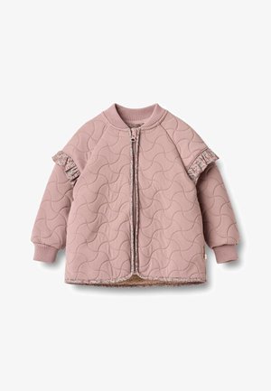 Prošívaná růžová bunda s předním zipem, vroubkovaným límcem a texturovanou volánkovou aplikací na rukávech. Měkká podšívka a detailné prošívání s vlnkovým lemem.