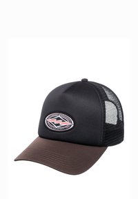 Svart og brunt trucker cap laget av stoff med netting på sidene, med en sirkulær logo-patch foran som har bølger og tekst.