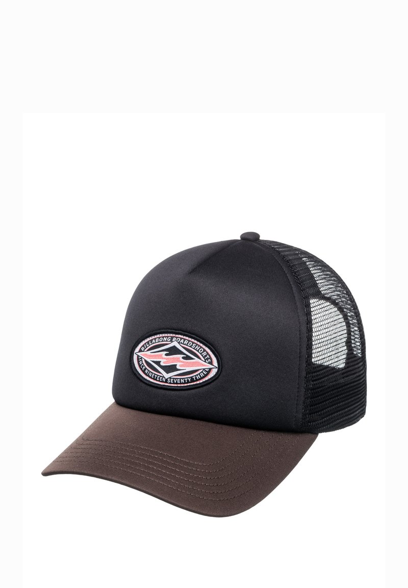 Svart og brunt trucker cap laget av stoff med netting på sidene, med en sirkulær logo-patch foran som har bølger og tekst.