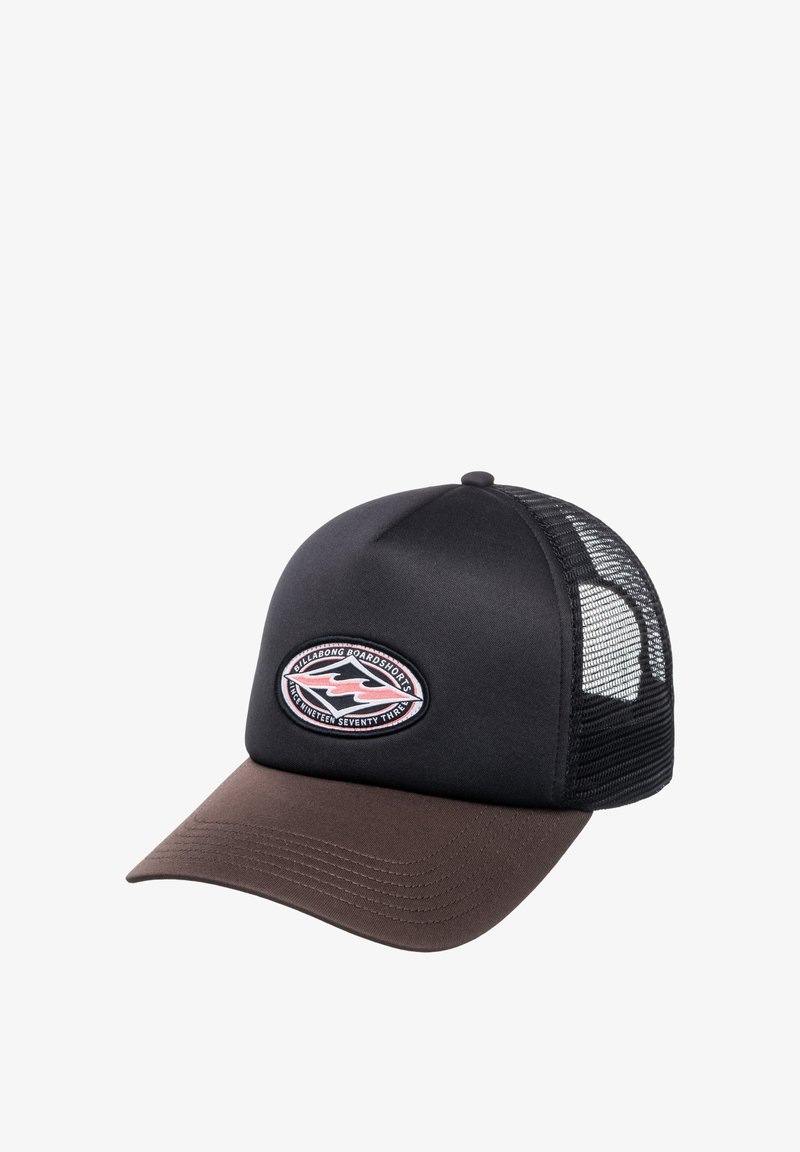 Fekete és barna trucker sapka, fémből készült, hálós oldalakkal, kör alakú logóval a fronton, hullámokkal és szöveggel.