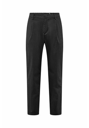 Czarne spodnie o dopasowanym kroju, z plisami, gładką teksturą i zwężającej się nogawce. Pas wyposażony jest w szlufki na pasek.