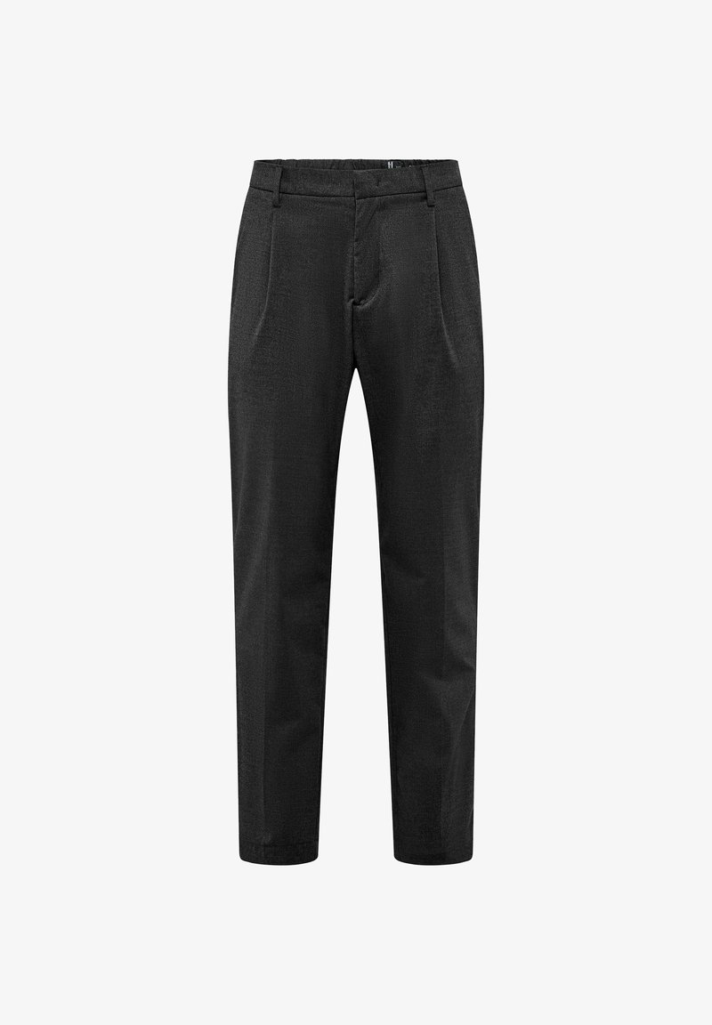 Pantaloni neri con un design sartoriale, caratterizzati da pieghe, una consistenza liscia e una gamba affusolata. La vita include passanti per cintura.