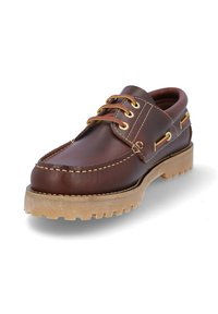 Zapato de cuero marrón con cordones amarillos, con una suela gruesa y texturada y costuras en contraste. Punta redondeada y acentos de hardware mínimos.