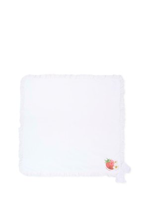 Couverture carrée blanche avec des bords froncés, ornée d'un petit motif de fraise et de fleur avec un nœud attaché dans un coin.