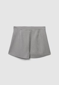 Pantaloni corti a motivo houndstooth bianco e nero con un davanti plissettato, tessuto morbido e orlo dritto. Presentano una vita rifinita.
