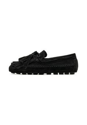 Mocassino in camoscio nero con nappine e dettagli cuciti, tacco basso e suola in gomma con grip.
