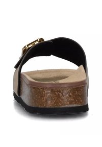 Infradito con upper beige, fascia nera e accessori dorati. Presenta una soletta con texture in sughero e suola in gomma nera.