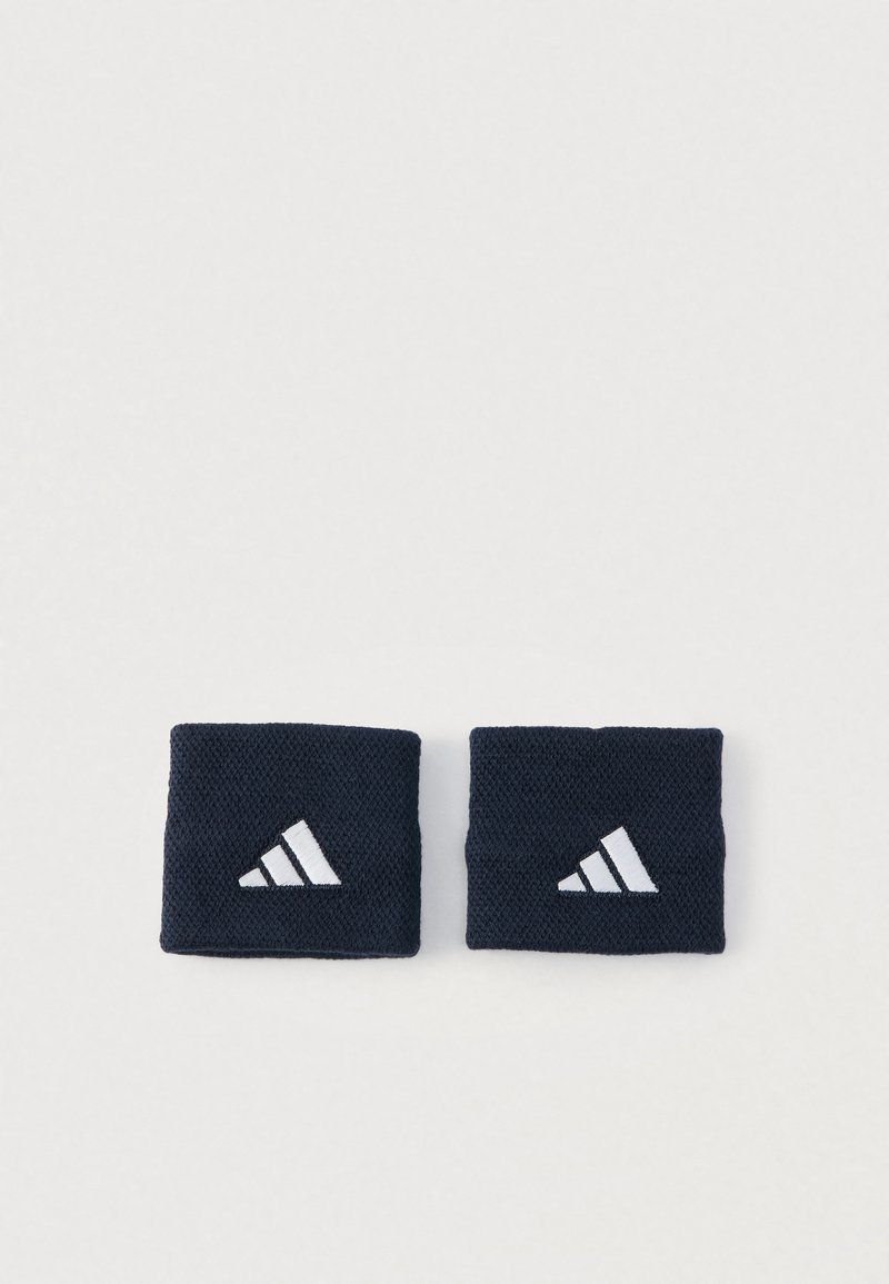 Tmavomodré elastické zápästné pásky z textúrovaného materiálu, s bielym logom Adidas a tromi diagonálnymi pruhmi na každom páse.