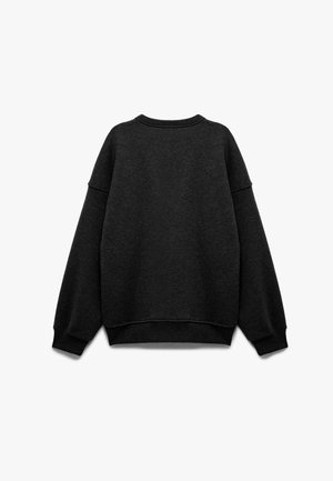 Mustat crewneck-hupparit, joissa on väljä malli, ribattu hihansuu ja helma, pehmeä tekstuuri sekä pudotetut olkalinjat. Ei näkyviä logoja tai kuvioita.