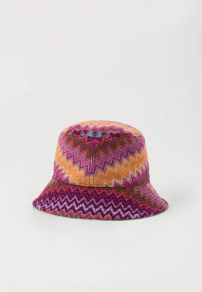Barvna kapica z zatirom, ki prikazuje cikcakski vzorec v oranžni, roza, vijolični in zeleni barvi. Narejena je iz pletene tkanine z mehkobo.