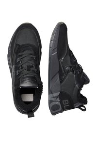 Scarpe da ginnastica nere in materiali mesh e suede, con dettagli testurizzati, colletto imbottito e suola in gomma con motivo.