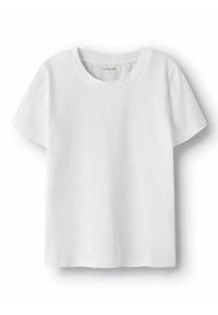 Hvit kortermet t-skjorte laget av myk bomull. Har rund hals, rett kant og løs passform uten synlige mønstre eller detaljer.