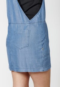 Koroshi STRAP - Haljina od trapera - azul cl light blue