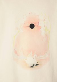 Tejido blanco con un gráfico en tonos pastel que representa un cisne en el agua rodeado de suaves matices de rosa y verde. Detalle de punto negro en el centro.