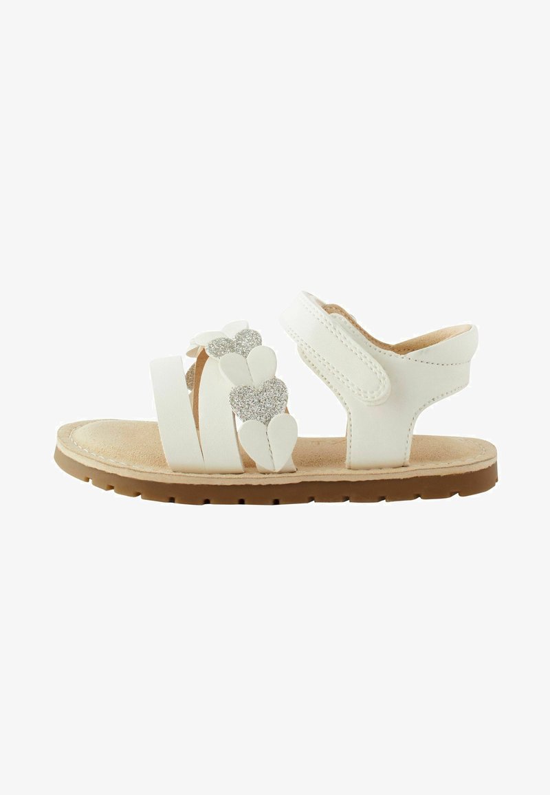 Sandales blanches avec des accents à paillettes en forme de cœur, une sangle réglable et une semelle en caoutchouc beige pour une bonne adhérence ; rembourrage intérieur doux pour plus de confort.