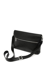 Svart läderaxelväska med en vikbar klaff, ficka med silverfärgad dragkedja, justerbar axelrem och slät textur.