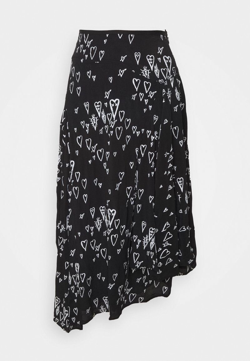 Jupe midi noire avec motifs de cœurs dessinés à la main en blanc, présentant un ourlet asymétrique et un détail froncé sur le côté.