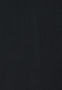 Textura de tela negra de canalé con líneas verticales, que muestra un patrón de tejido detallado y ligeras variaciones en el sombreado.