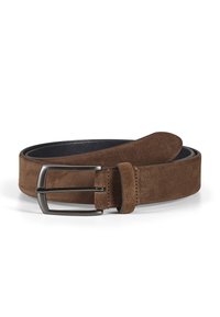 Brun semsket belte med en jevn tekstur, med en sølvfarget metallspenne og et klassisk design. Endene taper seg til en avrundet form.