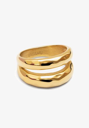 Bague en plaqué or avec un design organique et ondulé. Elle se compose de deux bandes entrelacées, d'une texture lisse et d'arêtes arrondies pour une apparence fluide.