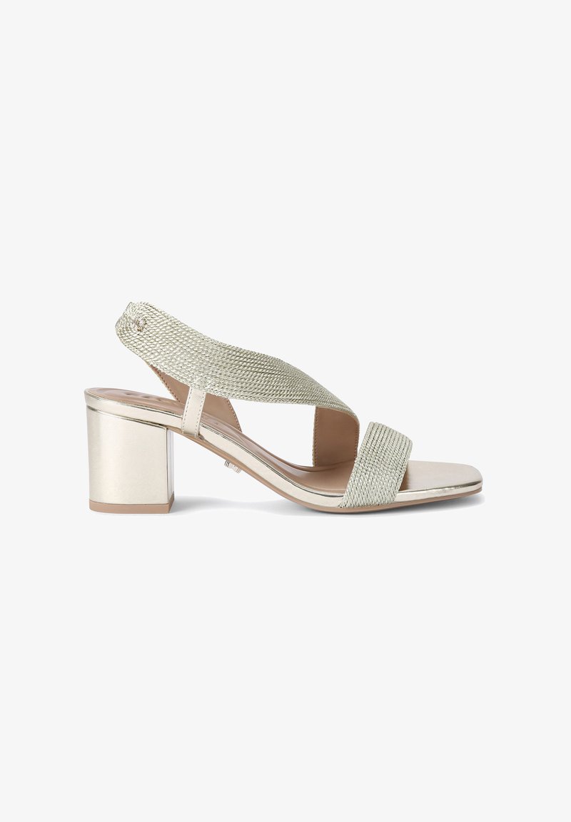 Sandały na obcasie z metalizowanej złotej podstawy, teksturowanymi krzyżującymi się paskami i słupkiem. Cholewka wykonana jest z plecionego materiału.