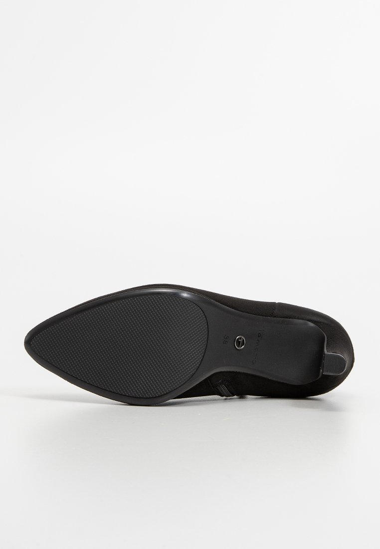 Chaussure à talons hauts en suede noir avec un bout pointu, semelle en caoutchouc et semelle texturée. Taille 38 marquée sur la semelle. Design minimaliste.