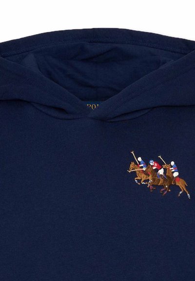 Felpa con cappuccio blu navy con logo ricamato che mostra tre giocatori di polo a cavallo che oscillano i bastoni, posizionato sull'area del petto.
