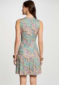 Buntes ärmelloses Kleid mit einem Zickzackmuster in Pink, Blau und Grün. A-Linie Silhouette mit tailliertem Oberteil und ausgefaltetem Rock.
