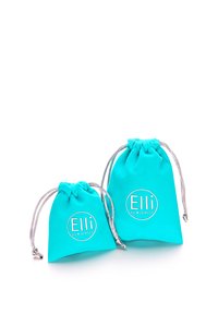 Borsete din țesătură turcoaz cu șnur, disponibile în două dimensiuni, având un logo argintiu care scrie „Elli WE ❤ JEWELS.” Textură netedă și forme rotunjite.