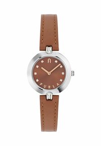 Montre avec bracelet en cuir marron, boîtier rond en acier argenté, cadran marron, aiguilles en rose gold et indicateurs horaires en cristaux. Présente le nom de la marque "Furla."