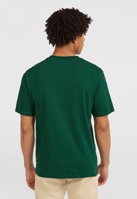 Grøn bomulds t-shirt med rund hals, korteærmer og en afslappet pasform. Ingen synlige mønstre eller accenter, glat tekstur.
