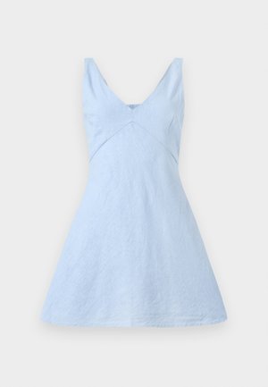 Svetlo modra lanena obleka z V-izrezom, oprijetim telesom in razširjenim krilom. Ima subtilno teksturo in čiste linije. Ni vidne opreme ali vzorcev.