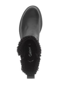 Zwarte leren enkelboot met een fluffy shearling voering en een ronde neus, bekeken van bovenaf.