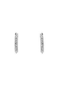 Orecchini a cerchio in argento con un design attorcigliato e una superficie texturizzata e sfaccettata; ogni orecchino è curvo e appare leggero.